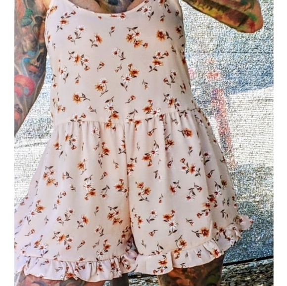 Backless Floral Romper - Picture 5 of 16